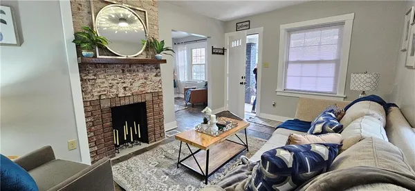 a view of livingroom with furniture