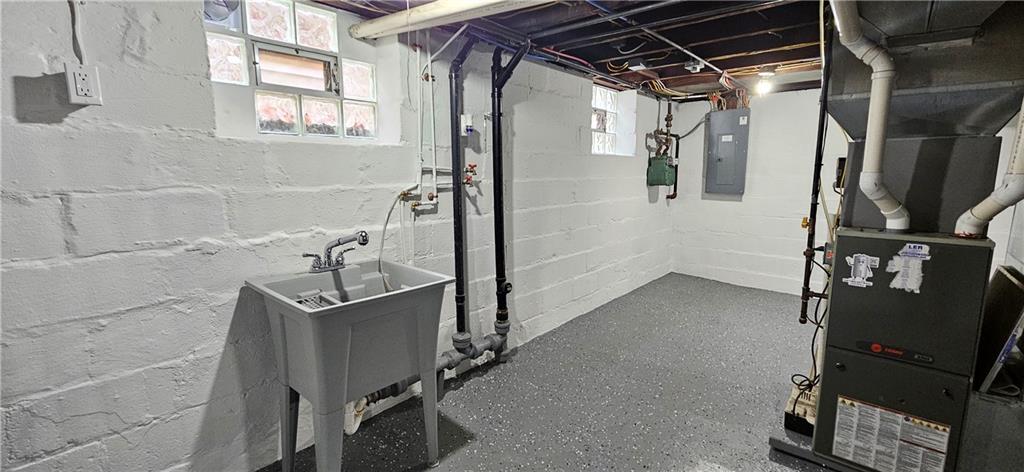 2344 Saranac Avenue Pittsburgh, PA 15216 - Photo 40 of 48 a bathroom with double vanity and a bathtub