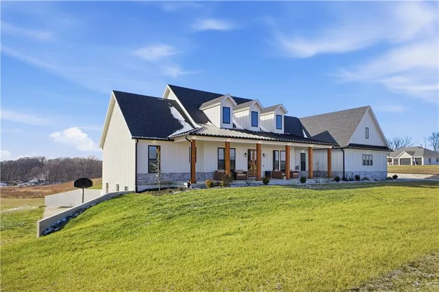 $1,149,900 | 2 Woodview Road, St. Joseph, MO 64507