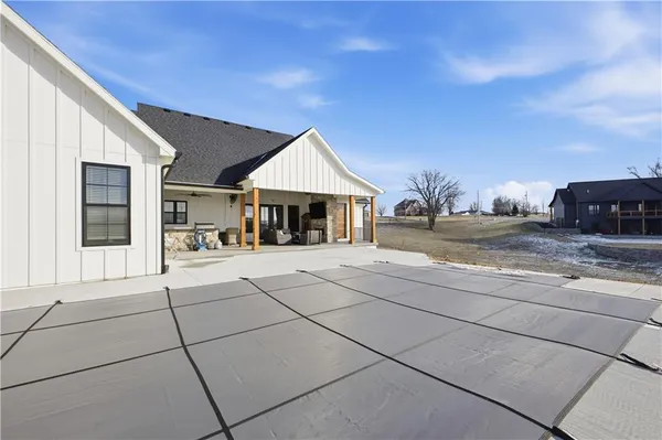 $1,050,000 | 2 Woodview Road, St. Joseph, MO 64507