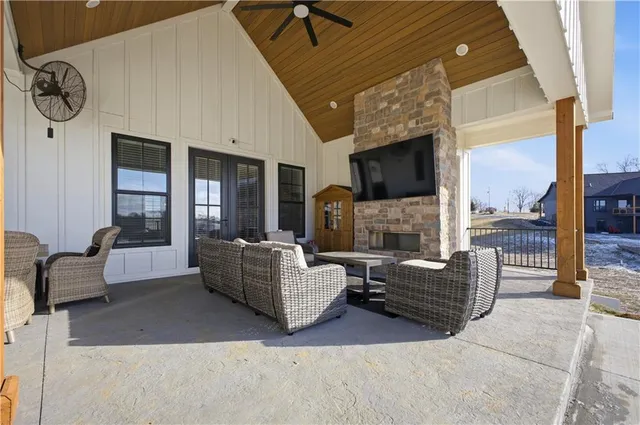 $1,149,900 | 2 Woodview Road, St. Joseph, MO 64507