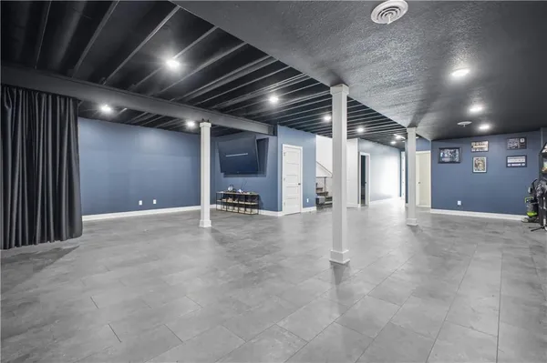 $1,050,000 | 2 Woodview Road, St. Joseph, MO 64507