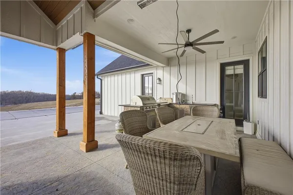 $1,050,000 | 2 Woodview Road, St. Joseph, MO 64507
