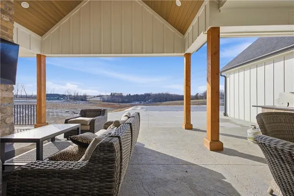 $1,050,000 | 2 Woodview Road, St. Joseph, MO 64507