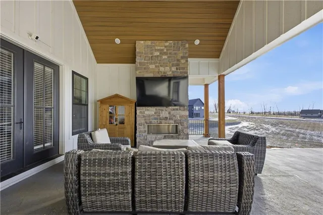 $1,149,900 | 2 Woodview Road, St. Joseph, MO 64507