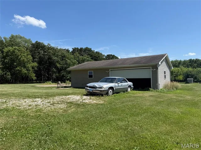 $220,000 | 299 East 3050th Avenue, Ramsey, IL 62080