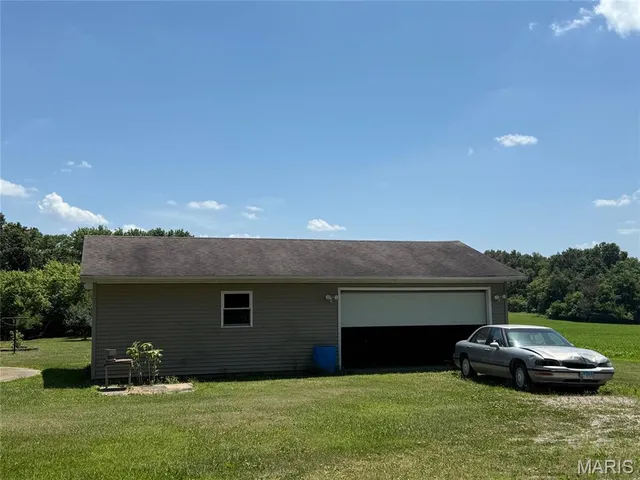 $220,000 | 299 East 3050th Avenue, Ramsey, IL 62080