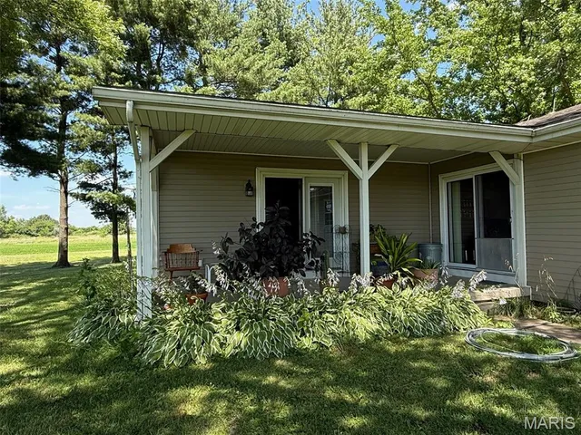 $220,000 | 299 East 3050th Avenue, Ramsey, IL 62080