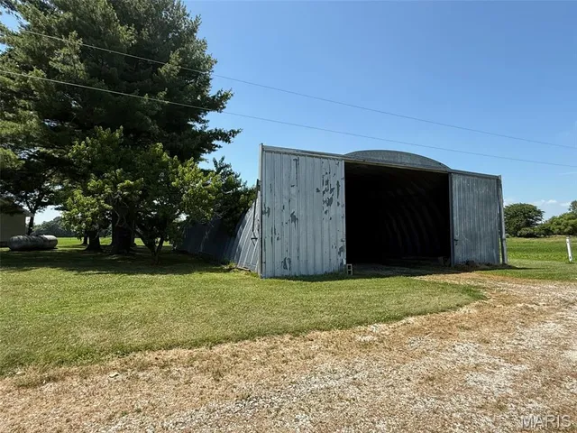 $220,000 | 299 East 3050th Avenue, Ramsey, IL 62080