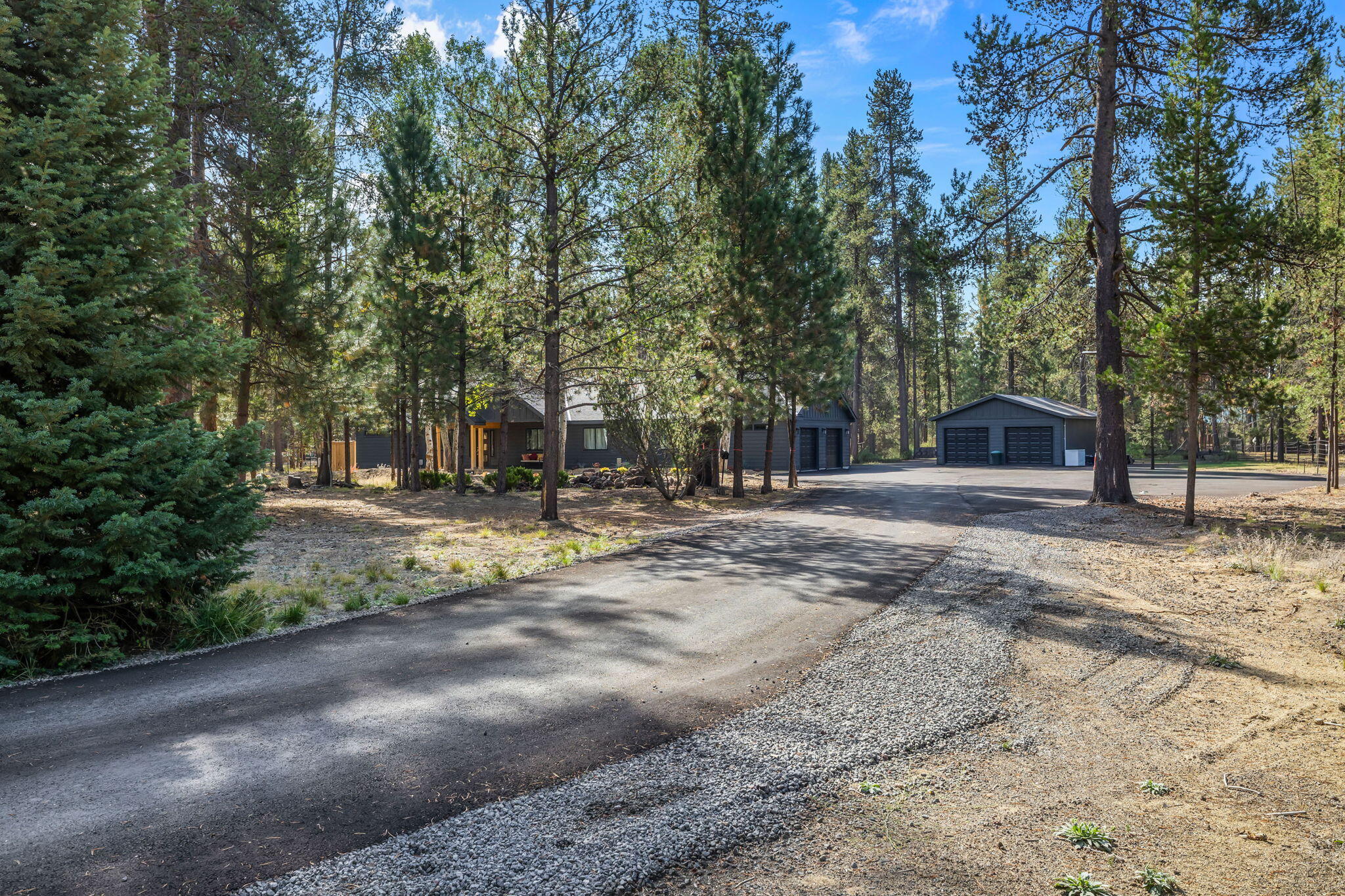 15943 Cascade Lane La Pine, OR 97739 - Photo 4 of 55 Driveway