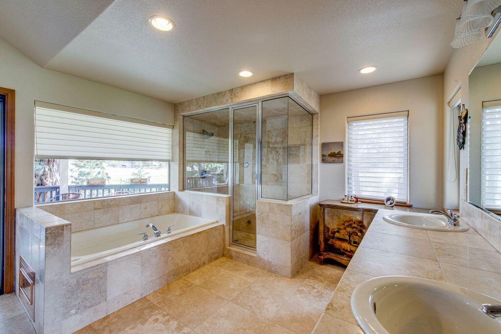60604 Woodside Road Bend, OR 97702 - Photo 32 of 99 primary bath