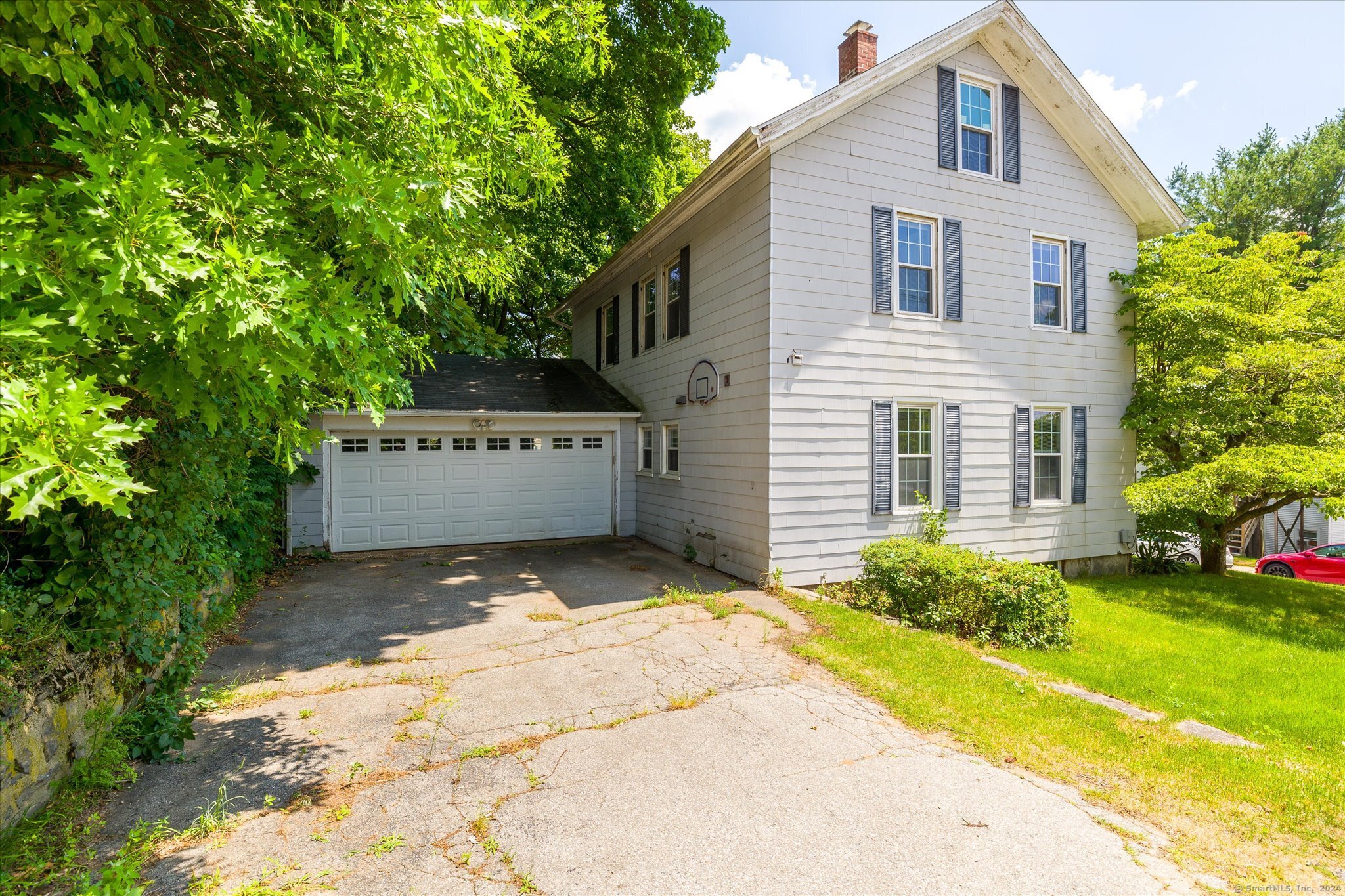 a view of a house with a yard