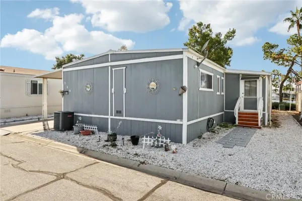 a view of a house with backyard