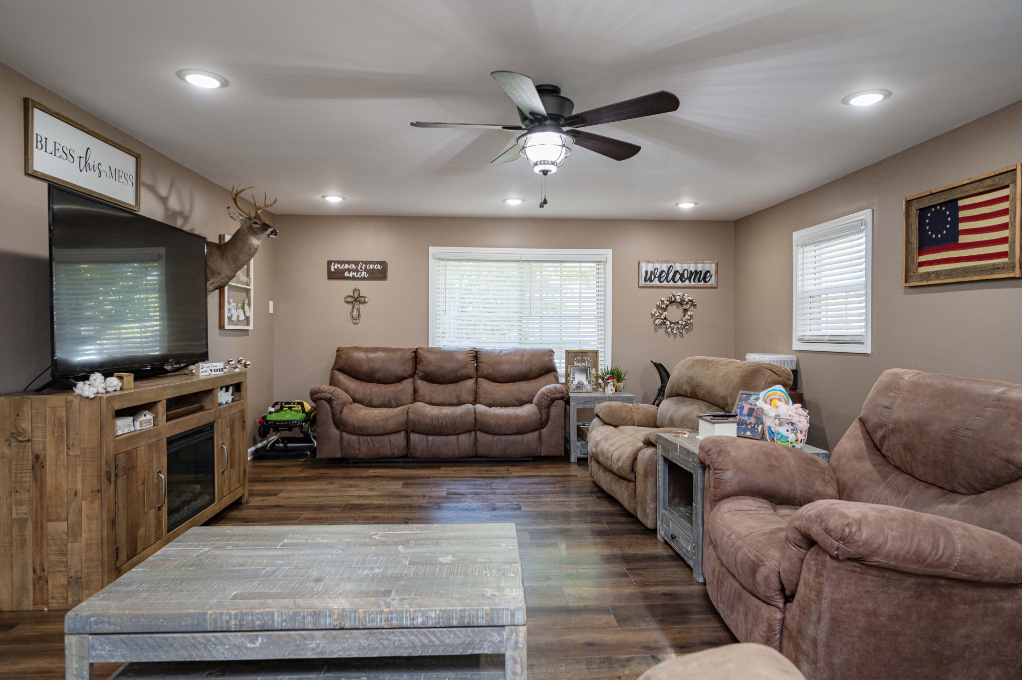 49 Bush Road Bradyville, TN 37026 - Photo 6 of 38 a living room with furniture and a flat screen tv