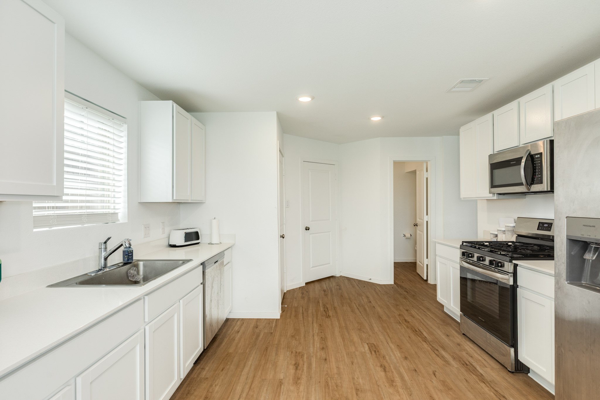 1523 Windrose Bend Angleton, TX 77515 - Photo 9 of 25