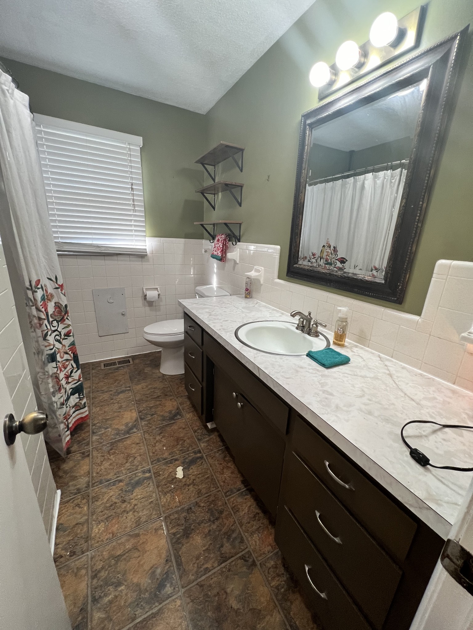 132 Pratt Road Manchester, TN 37355 - Photo 13 of 50 a spacious bathroom with a double vanity sink mirror and