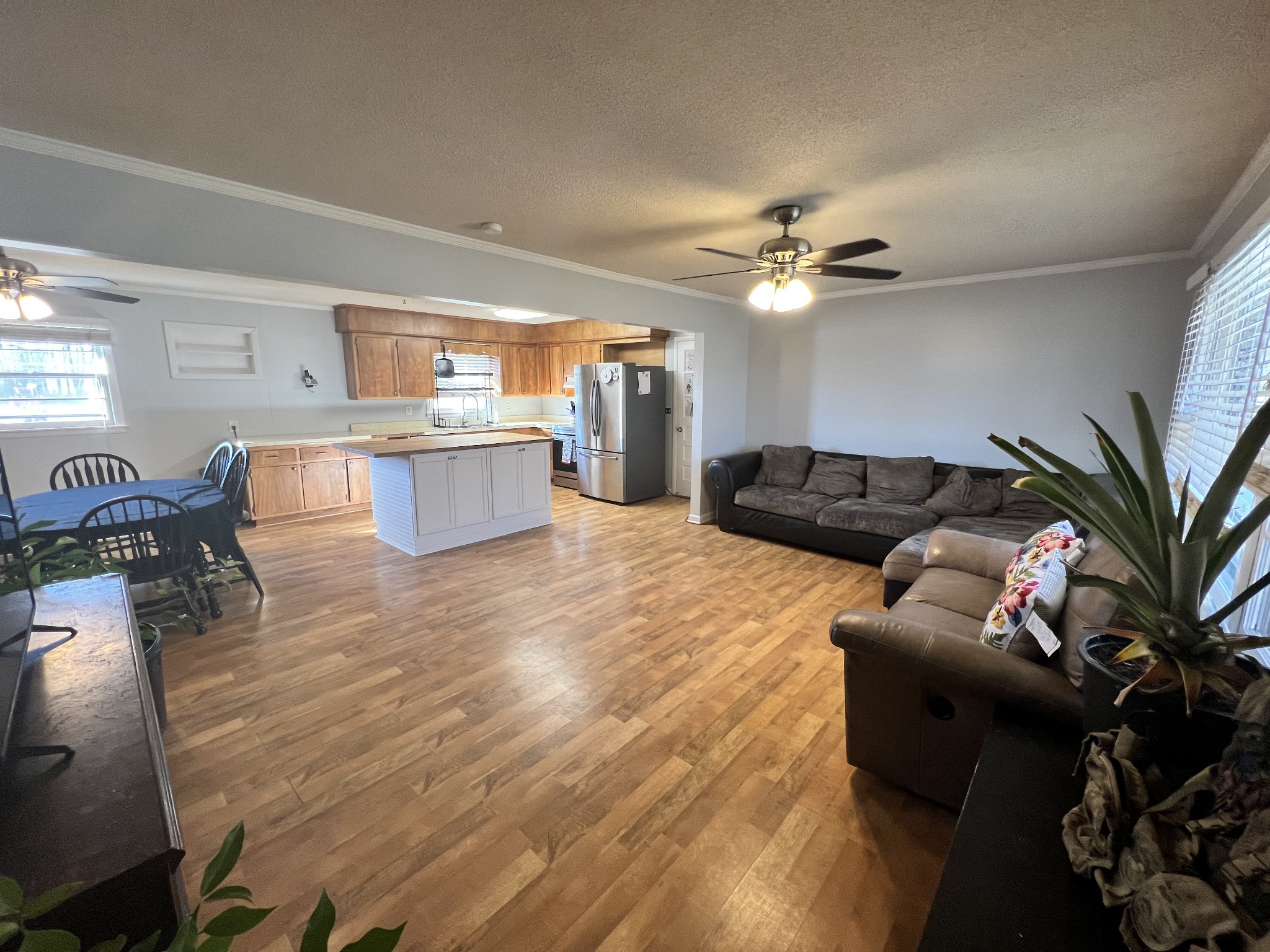 132 Pratt Road Manchester, TN 37355 - Photo 4 of 50 a living room with furniture and a wooden floor