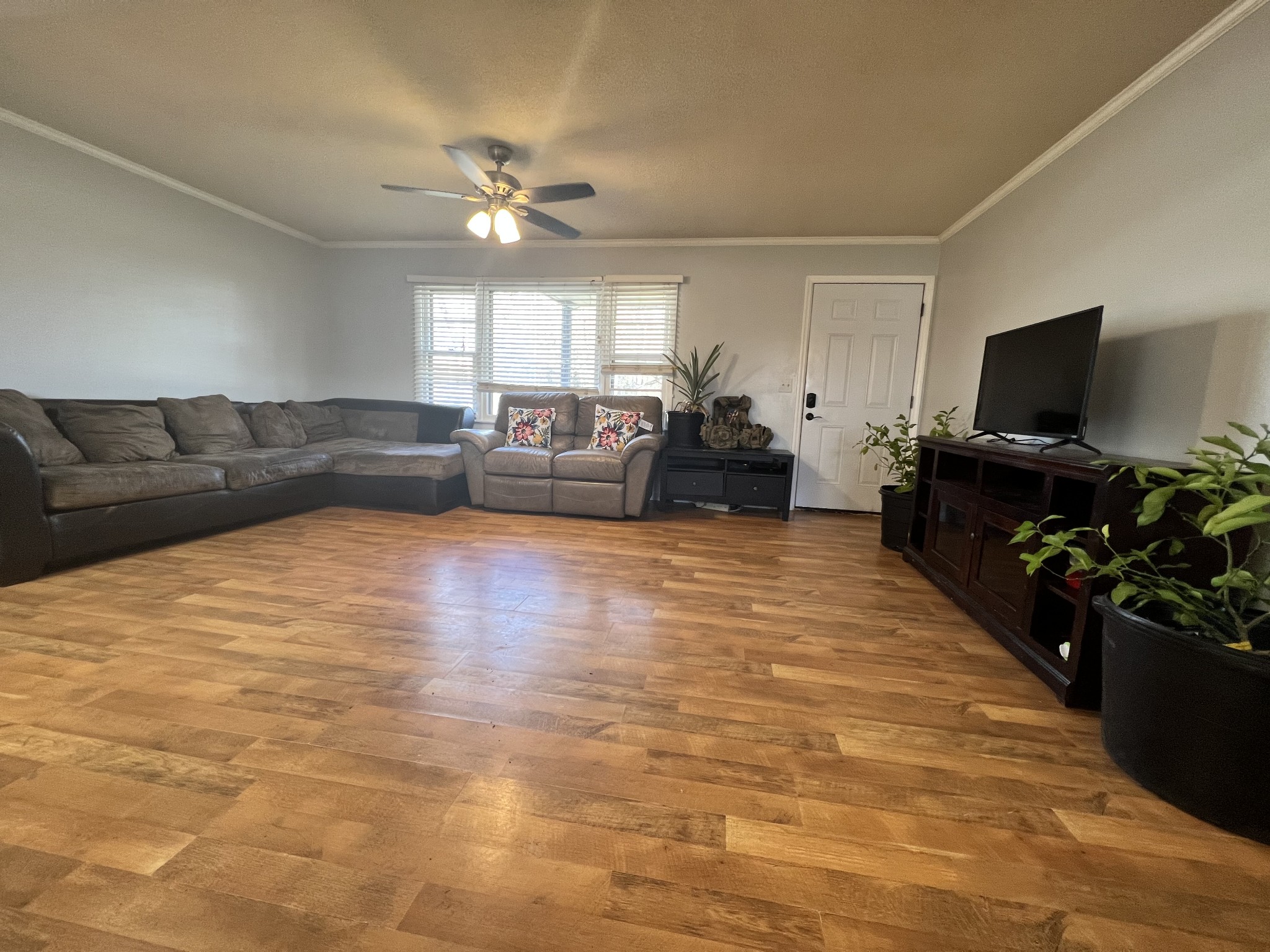 132 Pratt Road Manchester, TN 37355 - Photo 5 of 50 a living room with furniture and a flat screen tv