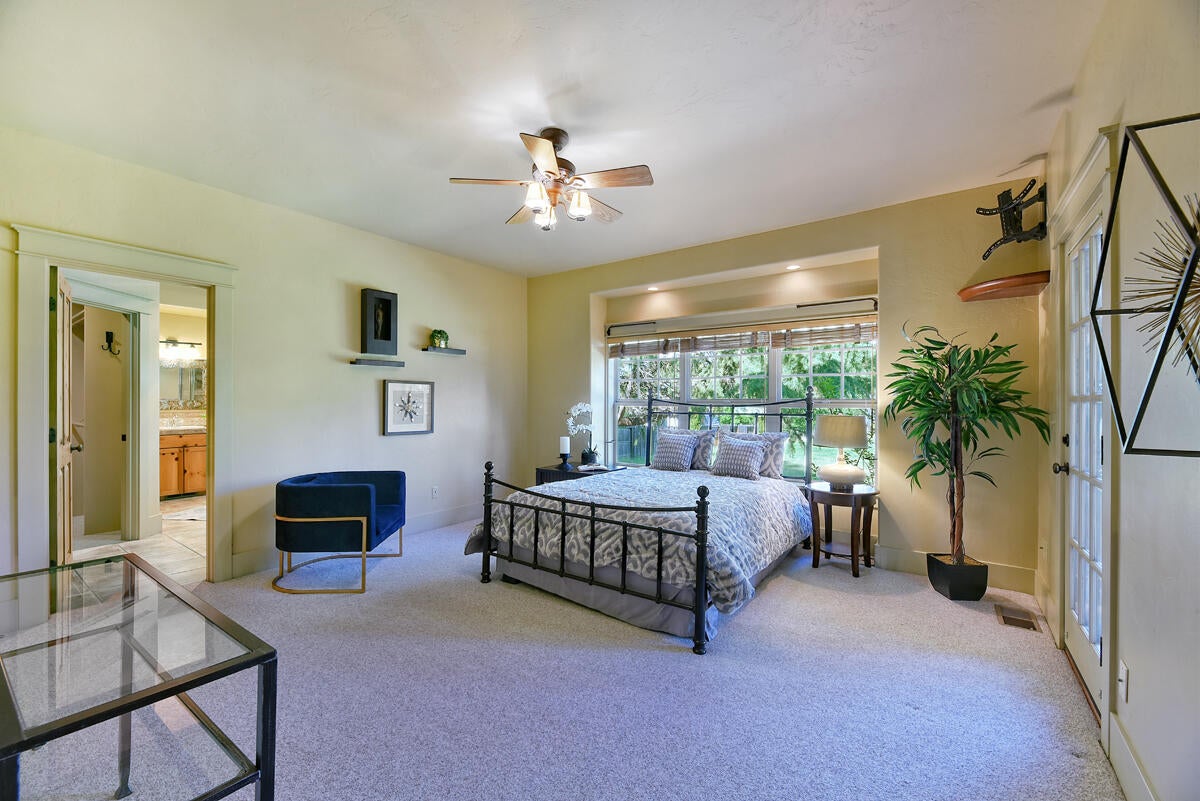 1800 Old Military Road Central Point, OR 97502 - Photo 22 of 49 Primary Suite