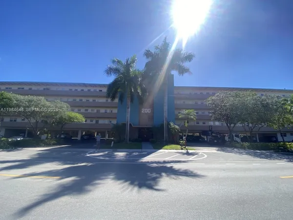 $1,600 | 200 Northeast 14th Avenue, Unit 419, Hallandale Beach, FL 33009