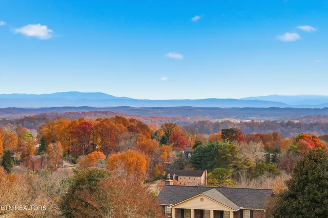 $600,000 | 11134 Crown Point Drive, Knoxville, TN 37934