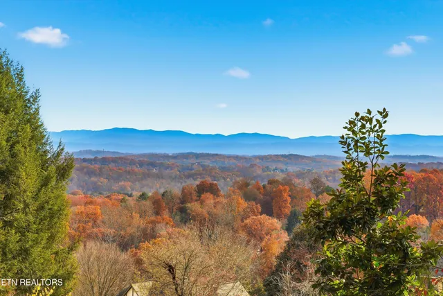 $600,000 | 11134 Crown Point Drive, Knoxville, TN 37934