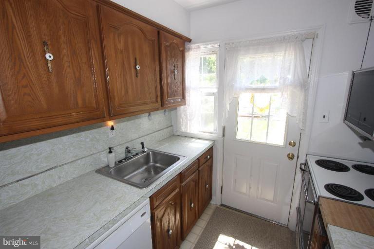 1914 Edgewood Road Parkville, MD 21286 - Photo 4 of 30 CHECK OUT THIS BRIGHT & CHEERFUL KITCHEN!