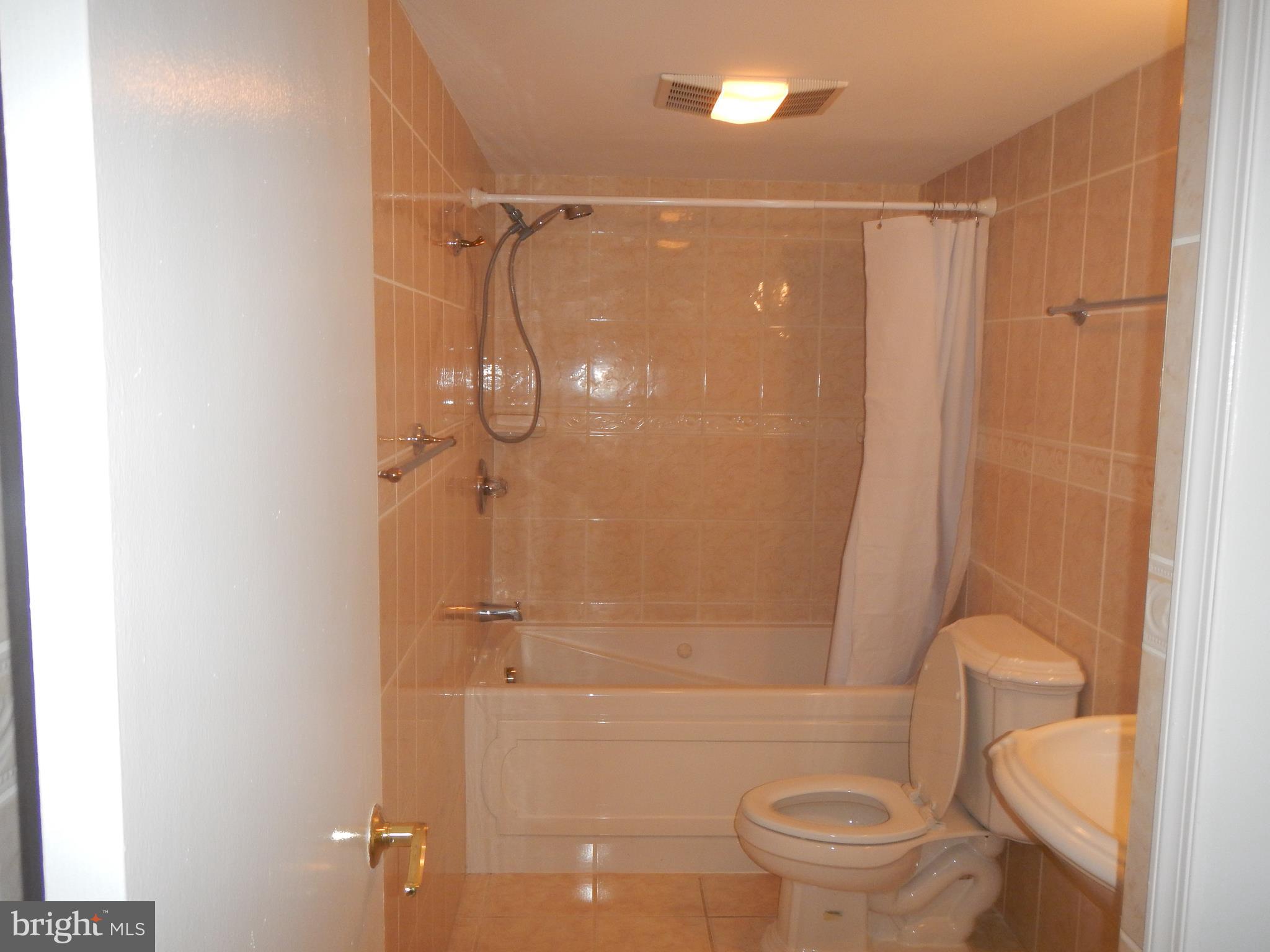 1529 Northgate Square, Unit 1B Reston, VA 20190 - Photo 10 of 18 Gallery Image 10