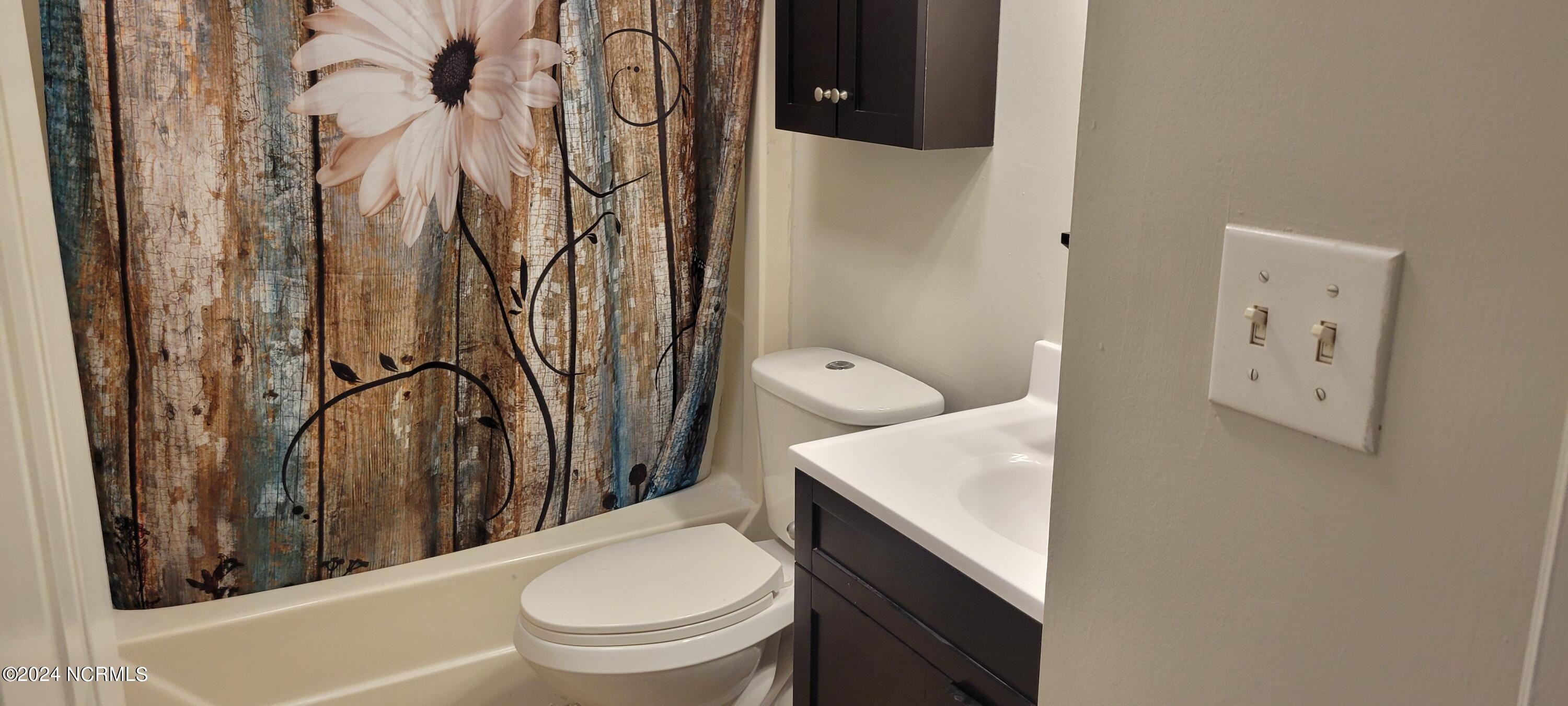6000 River Road, Unit 32 Washington, NC 27889 - Photo 27 of 33 2ND FLOOR FULL BATH