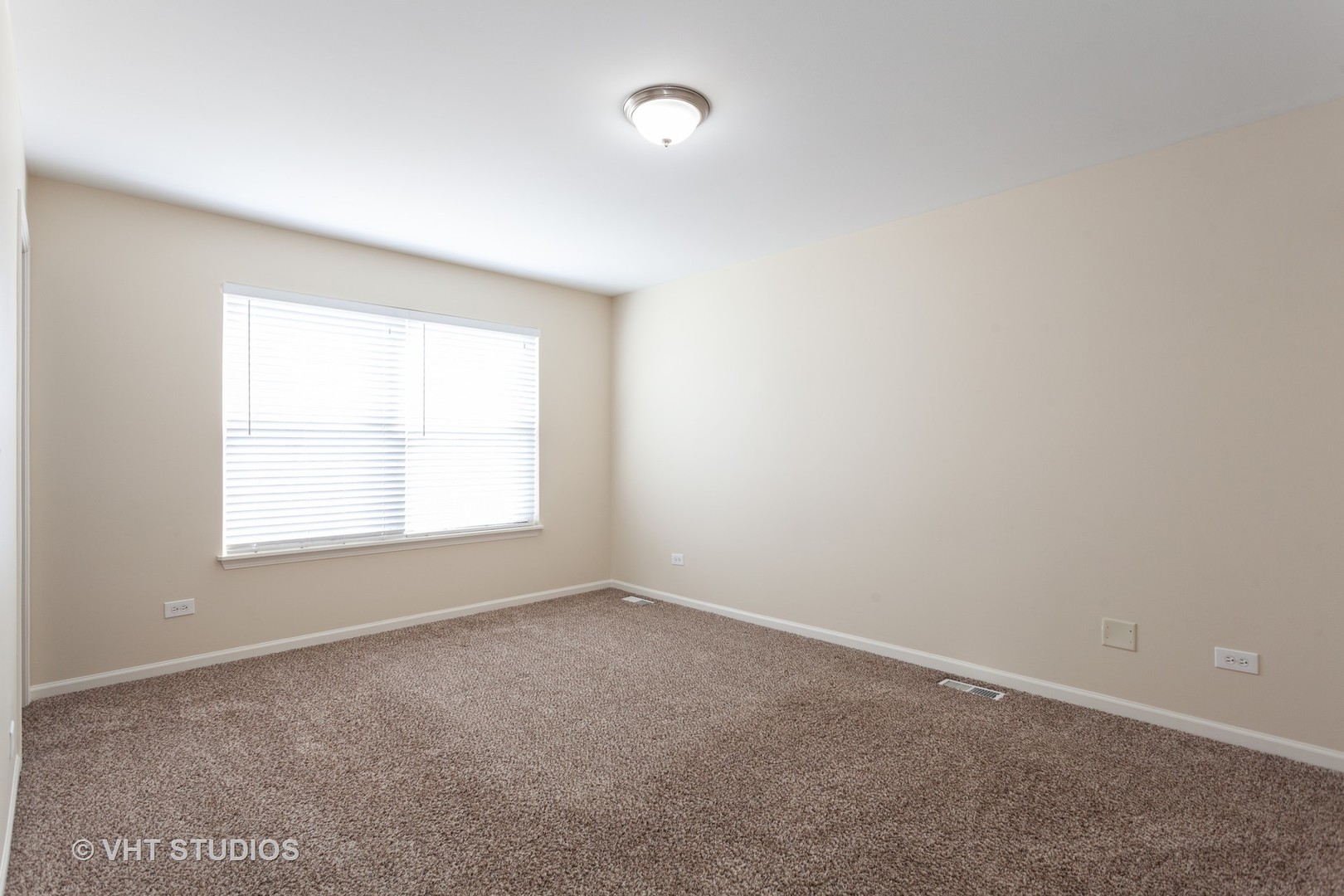 2068 Sutcliffe Drive Romeoville, IL 60446 - Photo 6 of 10 an empty room with a window