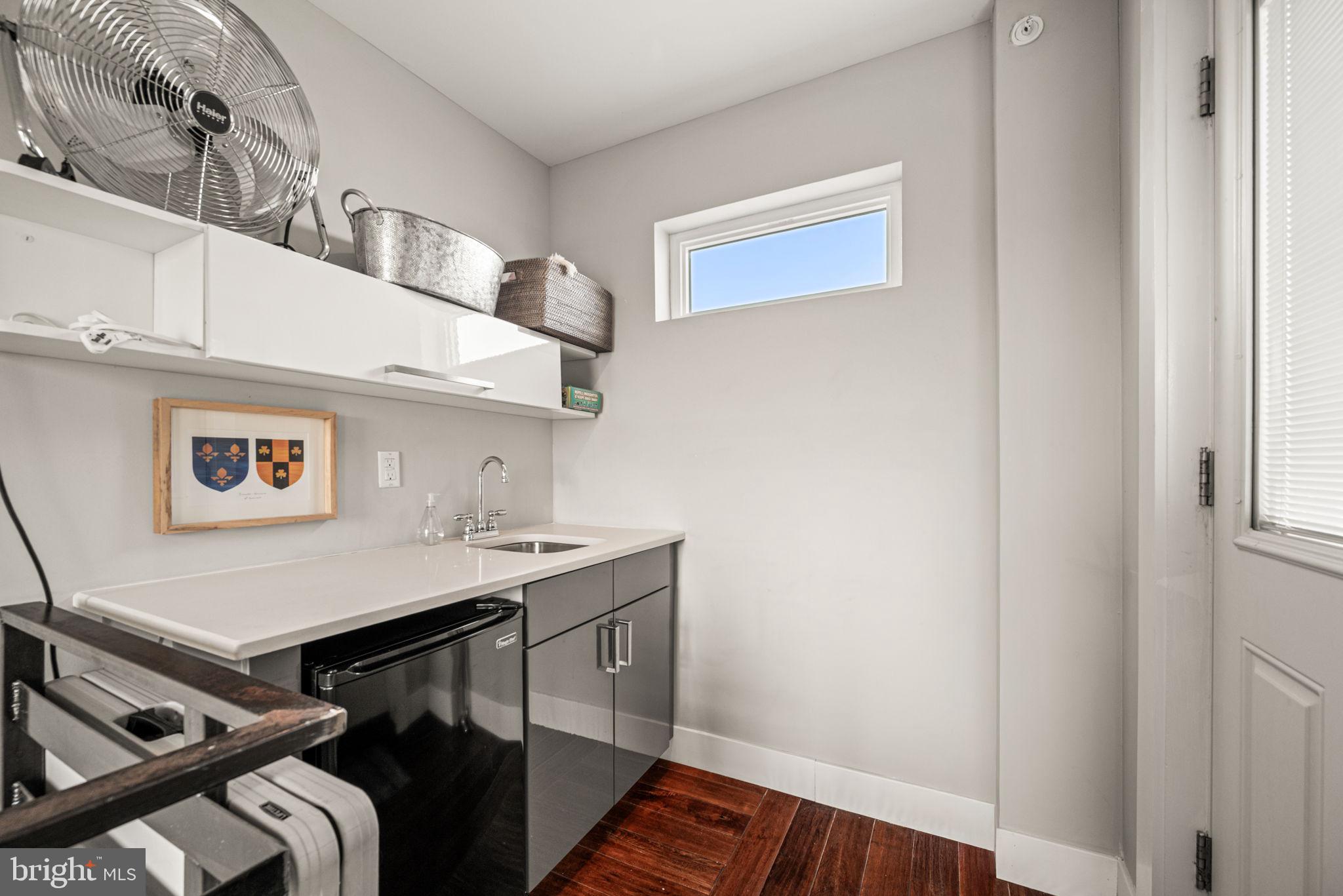 1816 Gerritt Street Philadelphia, PA 19146 - Photo 27 of 33 Pilot house- Wet Bar