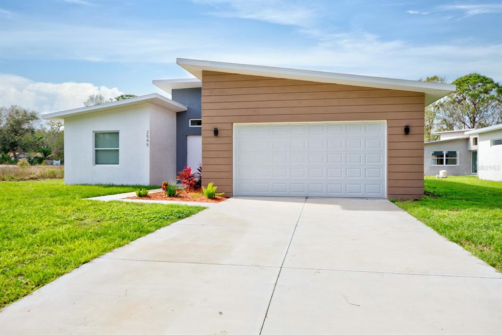 2545 Odessa Road Avon Park, FL 33825 - Photo 2 of 33 a front view of house with yard and green space