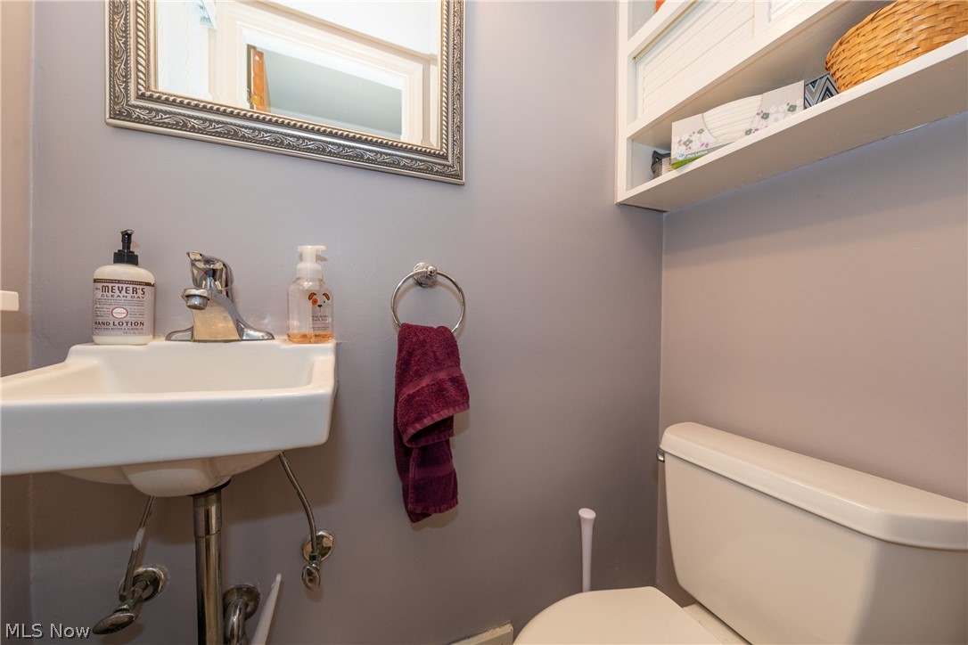 3586 Ingleside Road Beachwood, OH 44122 - Photo 10 of 22 The first floor Half-Bathroom