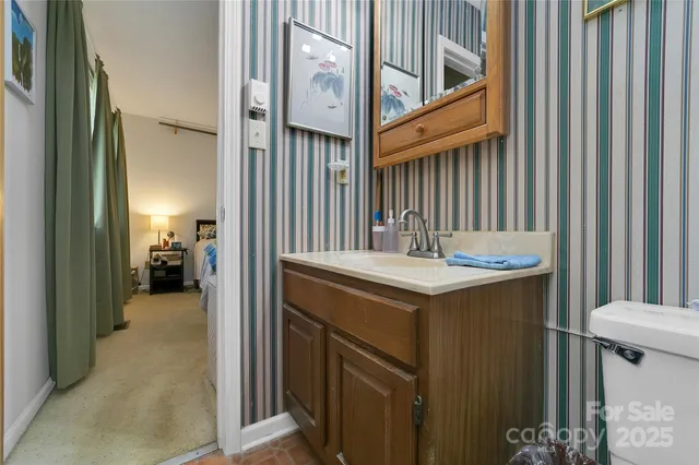 a view of washer and utility room