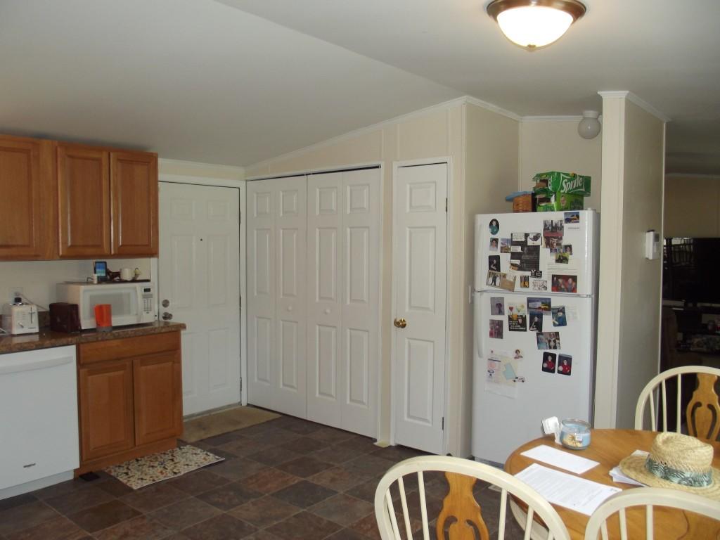 324 Creek Road Spring City, TN 37381 - Photo 9 of 36 kitchen (2)