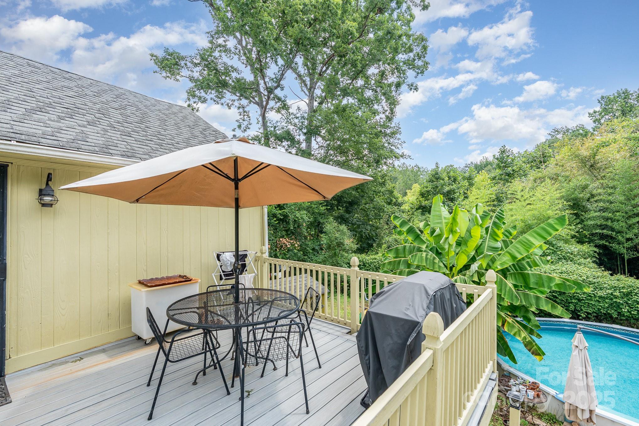 4124 Oakwood Road Charlotte, NC 28269 - Photo 19 of 20 an outdoor view of patio with umbrella