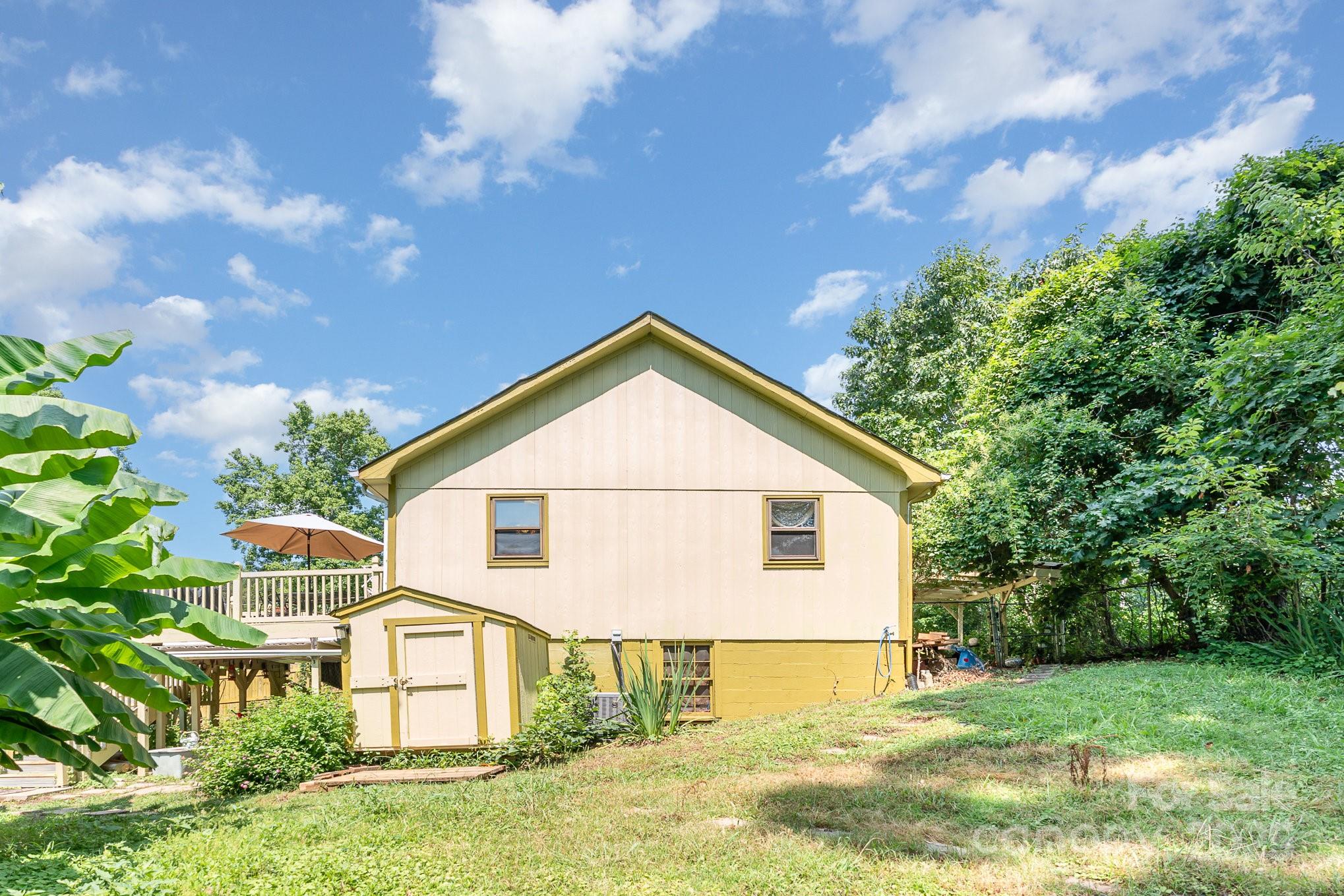 4124 Oakwood Road Charlotte, NC 28269 - Photo 20 of 20 a view of a backyard of the house