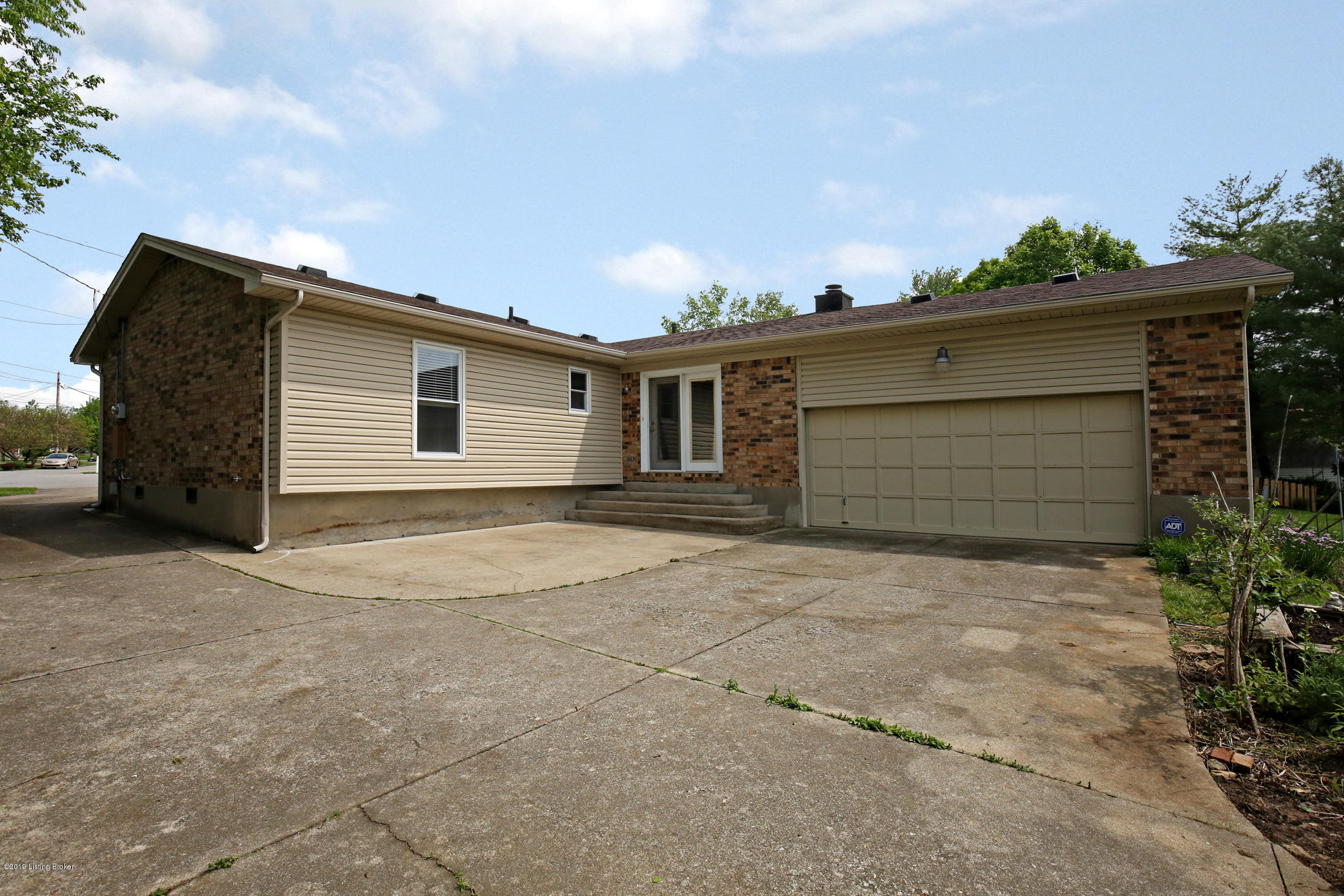 4315 Seagrape Road Louisville, KY 40299 - Photo 27 of 31 Attached garage