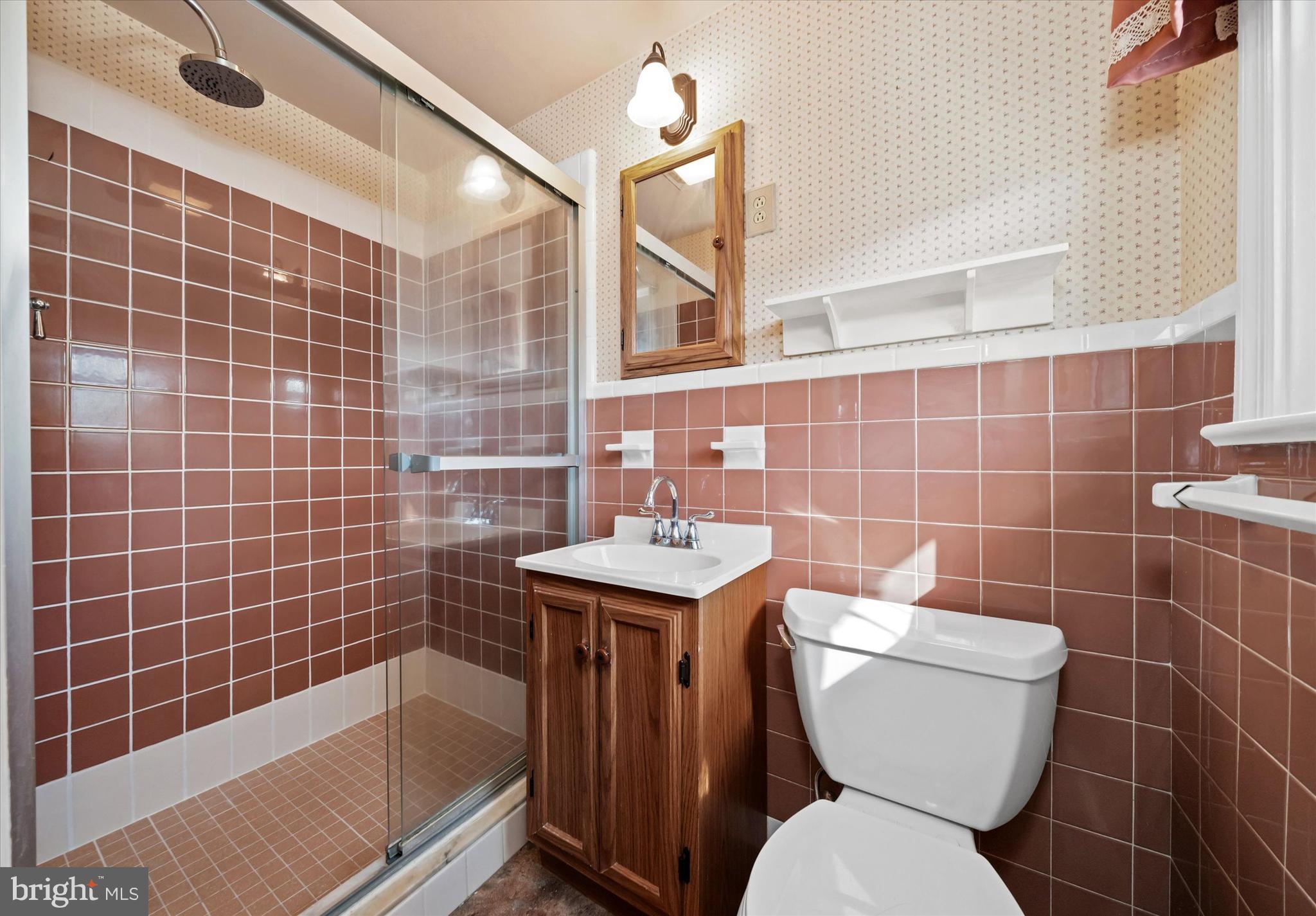 104 Danforth Place Wilmington, DE 19810 - Photo 34 of 53 a bathroom with a toilet a sink and mirror