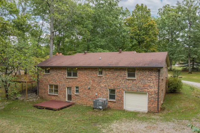 a view of a house with backyard