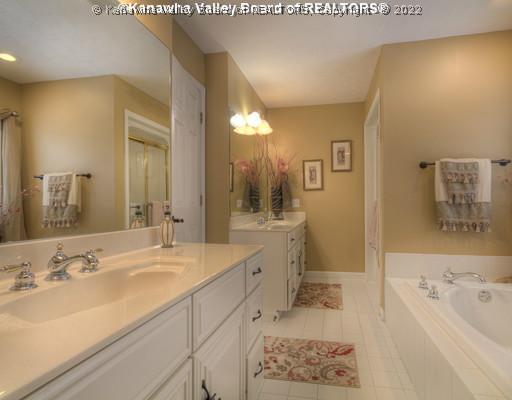 609 Ridgemont Road Hurricane, WV 25526 - Photo 11 of 16 Master Bath/Spa.