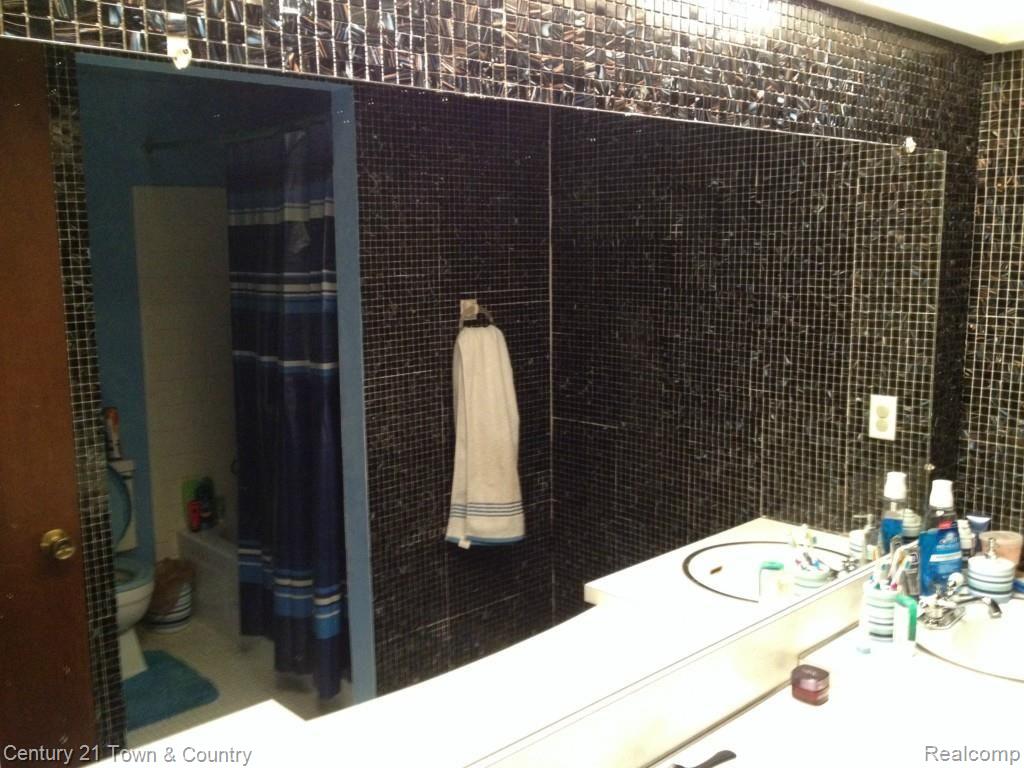 8652 Common Road, Unit 3 Warren, MI 48093 - Photo 11 of 19 FULL BATHROOM.jpg