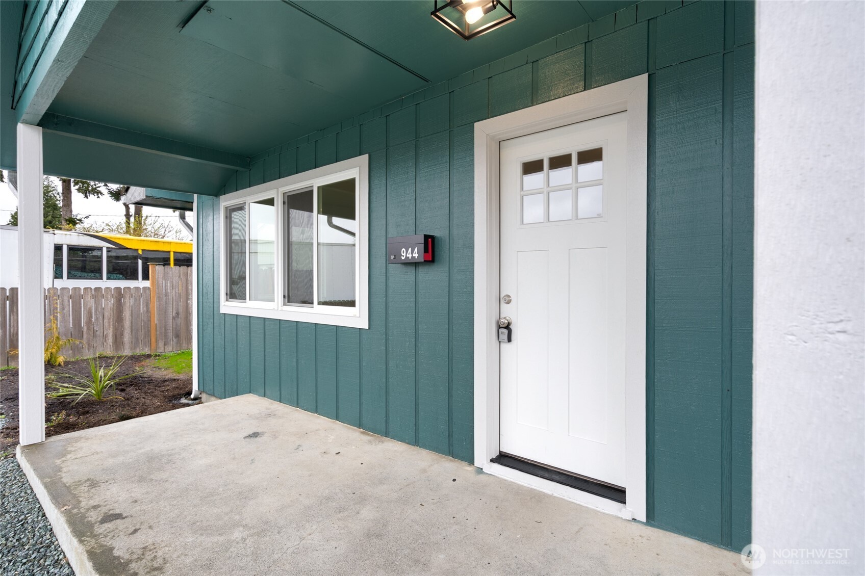 944 Fidalgo Street Sedro-Woolley, WA 98284 - Photo 4 of 28 a house that has a window