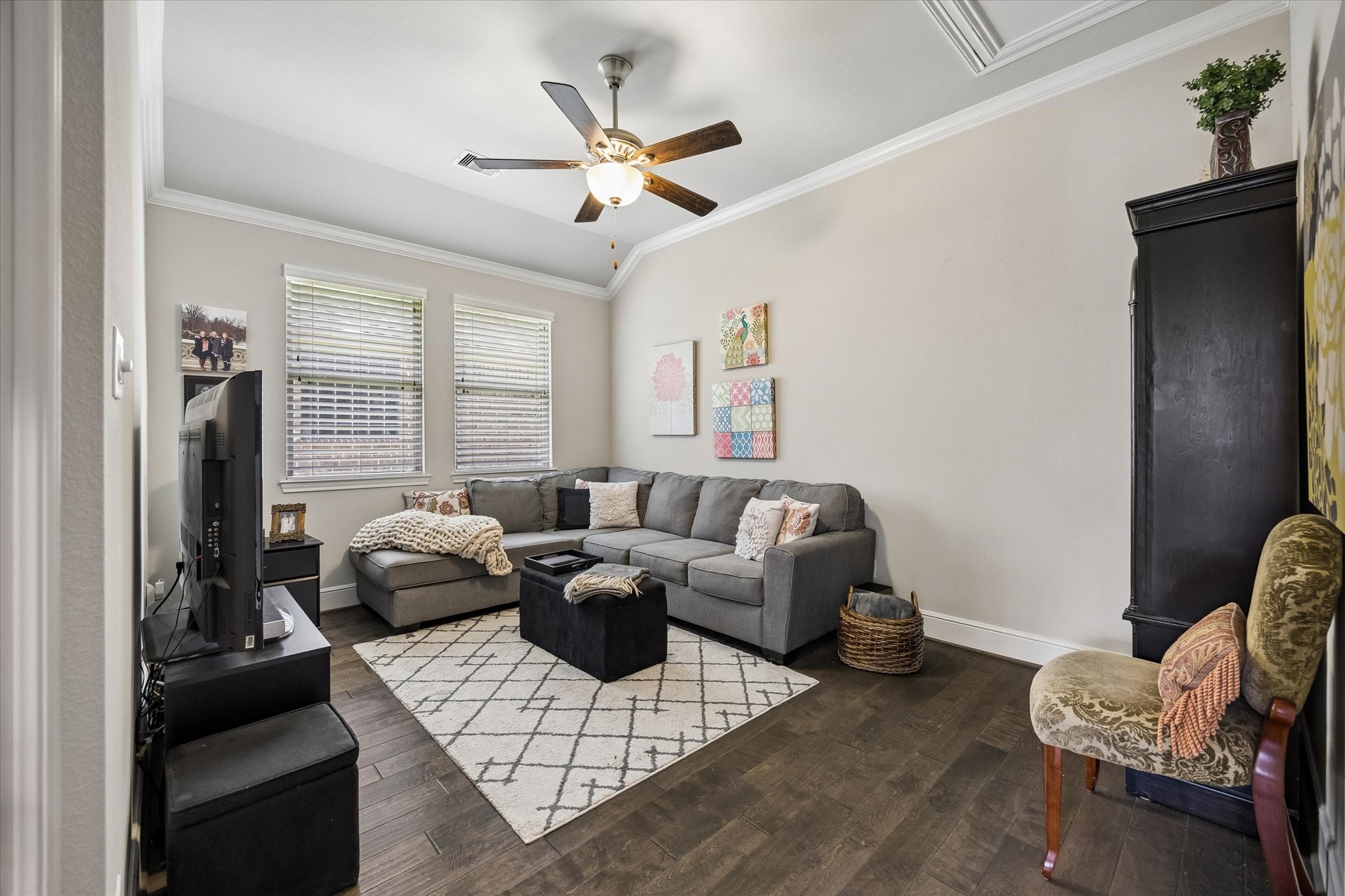 19 Peace Tree Way Tomball, TX 77375 - Photo 12 of 36 Versatile living space, perfect for use as a home office, secondary living area, or hobby room.
