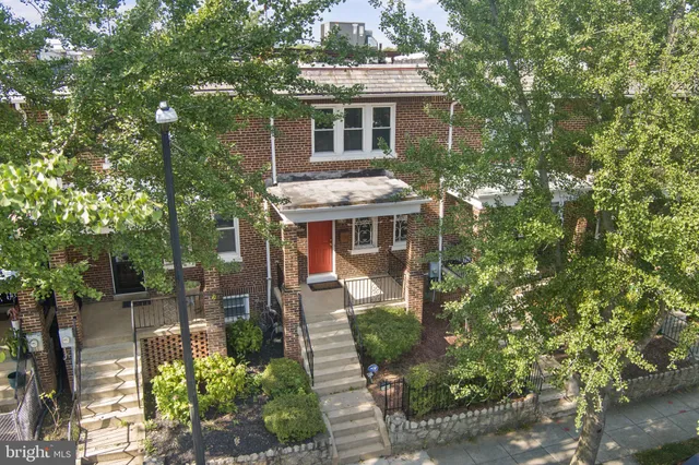 a view of houses with a small yard