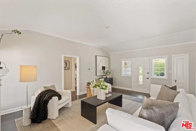 $1,968,000 | 560 North Croft Avenue, West Hollywood, CA 90048