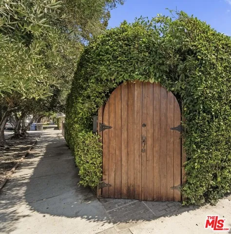 $1,968,000 | 560 North Croft Avenue, West Hollywood, CA 90048