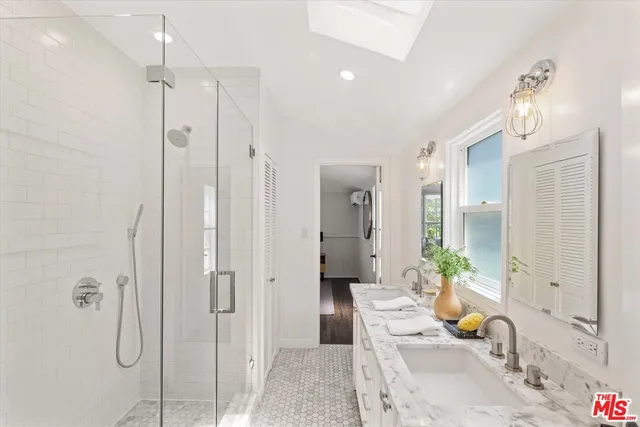 $1,968,000 | 560 North Croft Avenue, West Hollywood, CA 90048