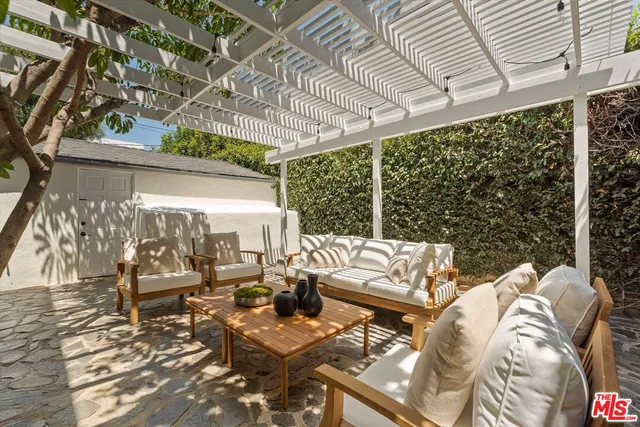 $1,968,000 | 560 North Croft Avenue, West Hollywood, CA 90048