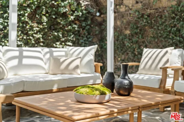 $1,968,000 | 560 North Croft Avenue, West Hollywood, CA 90048